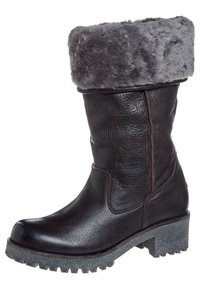 Hnědá kožená vysoká bota po kolena s šedým umělým kožíškem na vršku, texturovaný povrch, robustní podrážka a zesílená špička pro větší odolnost.