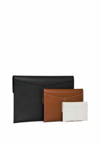 Conjunto de tres sobres: de cuero negro, marrón y blanco. Cada uno presenta un diseño anguloso y nítido con costuras en contraste y texturas suaves.