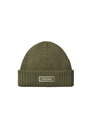 Gorro de punto acanalado color verde oliva con puño doblado y parche rectangular con el nombre Calvin Klein en el centro delantero.