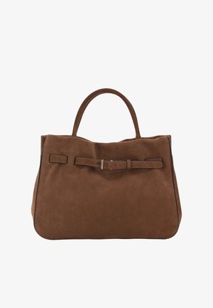Sac à main en daim marron avec une anse unique sur le dessus et une ceinture décorative avec une boucle en argent à l'avant sur un fond blanc.