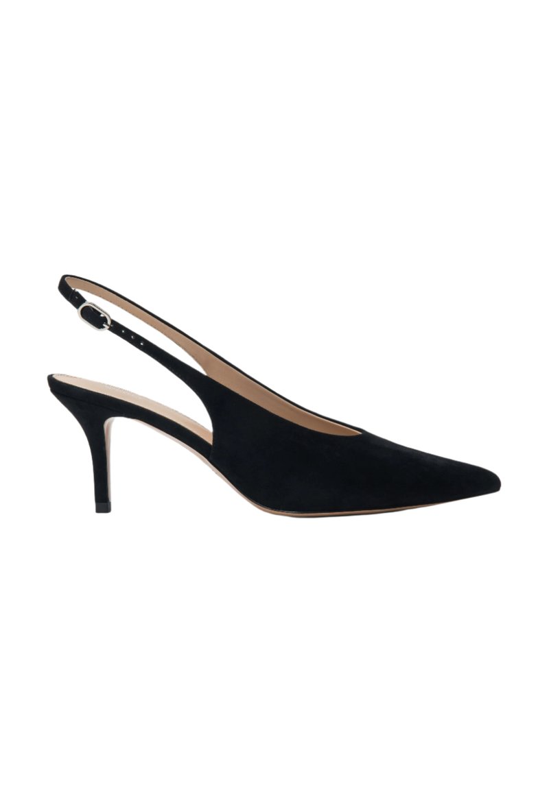 Zwarte suède slingback schoen met een spitse neus, gematigde hak en verstelbare enkelband. Gladde textuur en minimalistisch ontwerp.