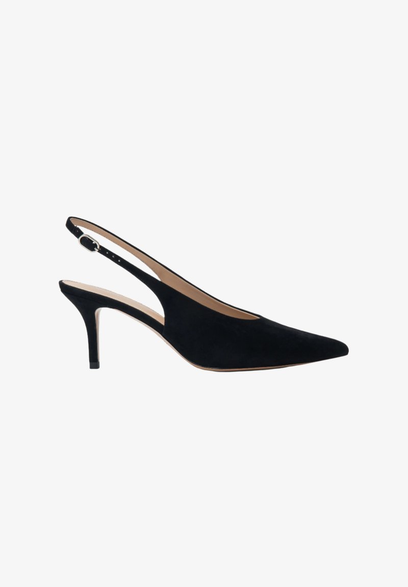 Zwarte suède slingback schoen met een spitse neus, gematigde hak en verstelbare enkelband. Gladde textuur en minimalistisch ontwerp.