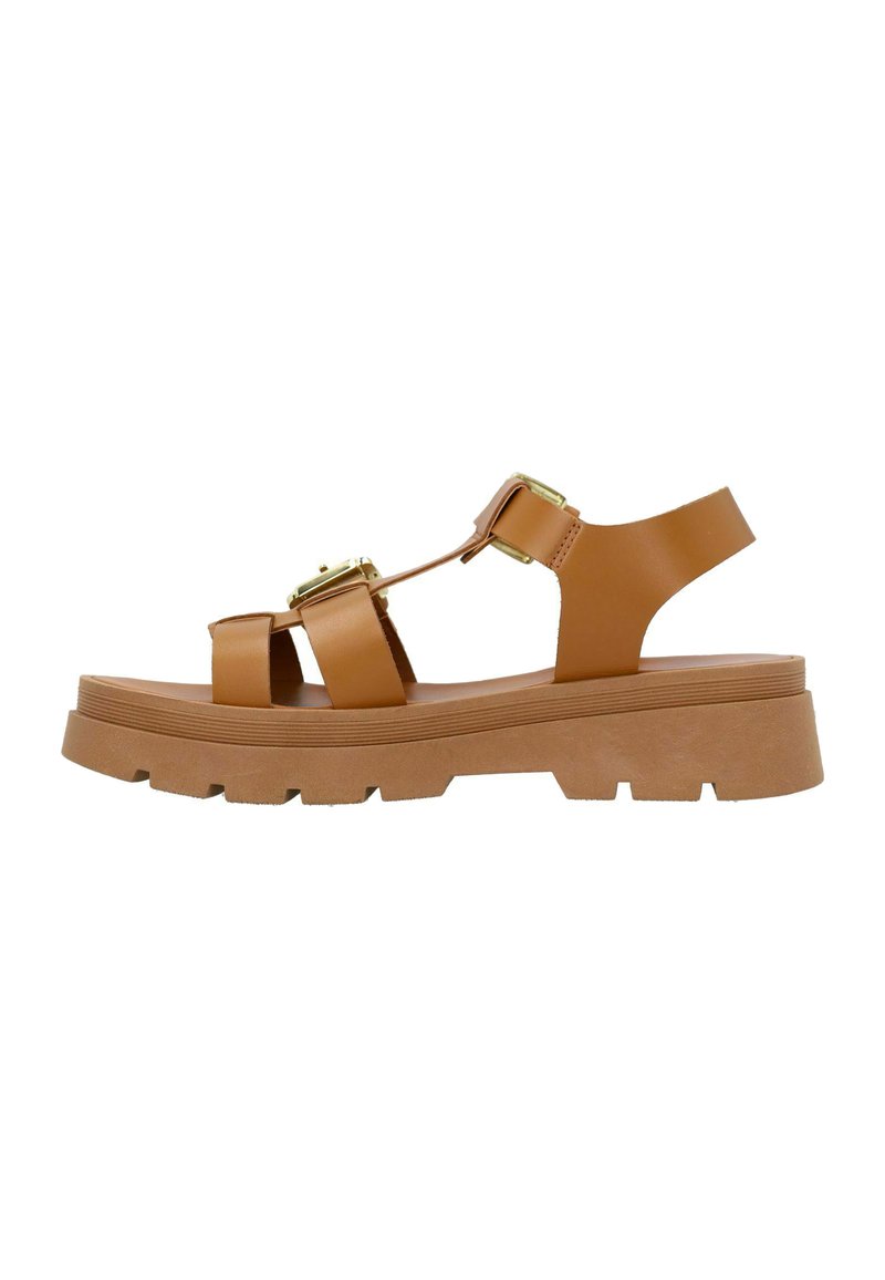 Bruine leren plateau-sandalen met twee frontbandjes, een verstelbare enkelband en gouden hardware-accenten; met een gestructureerde rubberen zool.