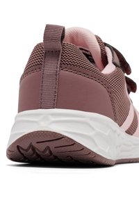 Roze en bruine sneaker met een mesh en synthetisch materiaal, een afgeronde vorm, witte tussenzool, gestructureerde buitenzool en een treklus aan de hiel.