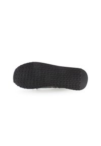 Suela de zapato de goma negra con un patrón de tracción texturizado en forma de triángulo para un mejor agarre. Bordes lisos con punta redondeada y sin detalles de hardware visibles.