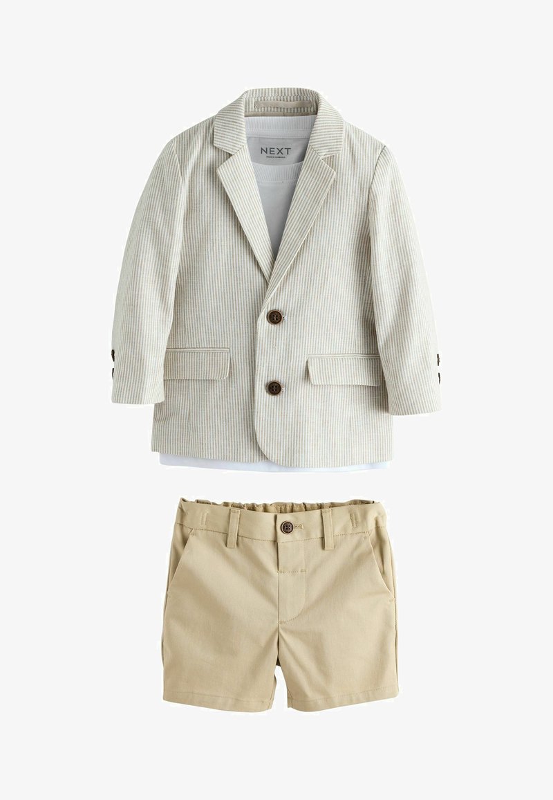 Beige stribet blazer med to knapper og sidelommer, kombineret med khaki shorts med elastik i taljen og forreste knap.