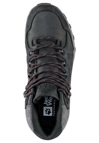 Schwarze Wanderstiefel mit einem Obermaterial aus Leder und grauen Wildlederakzenten. Ausgestattet mit roten und schwarzen Schnürsenkeln, Metallösen und einer strukturierten Gummisohle.
