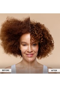 Zwei-Panel-Bild, das eine Haarveränderung zeigt. Links: voluminöses, krauses, braunes Haar. Rechts: definierte, glänzende Locken. Beide Seiten zeigen ähnliche Gesichtszüge.