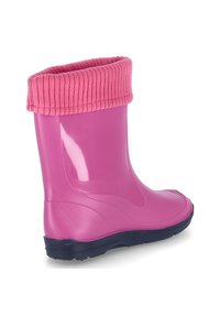 Roze rubberen regenlaars met een geribbelde roze stoffen rand, ronde neus en getextureerde zwarte zool, ontworpen voor waterdichte bescherming.