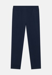 Navy blauwe broek van zacht materiaal, met een elastische tailleband en taps toelopende benen met ribgebreide boorden bij de enkels.