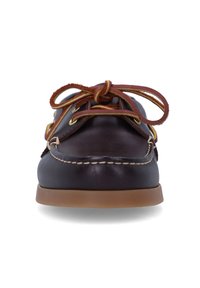 Scarpa da barca in pelle marrone con cuciture beige a contrasto. Presenta una punta tonda, suola in gomma e lacci marroni con occhielli dorati.