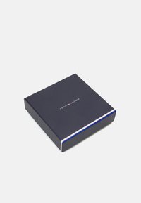 Scatola blu navy con finitura opaca, caratterizzata da un accento bianco e blu a contrasto sul bordo e un logo stampato sulla parte superiore.