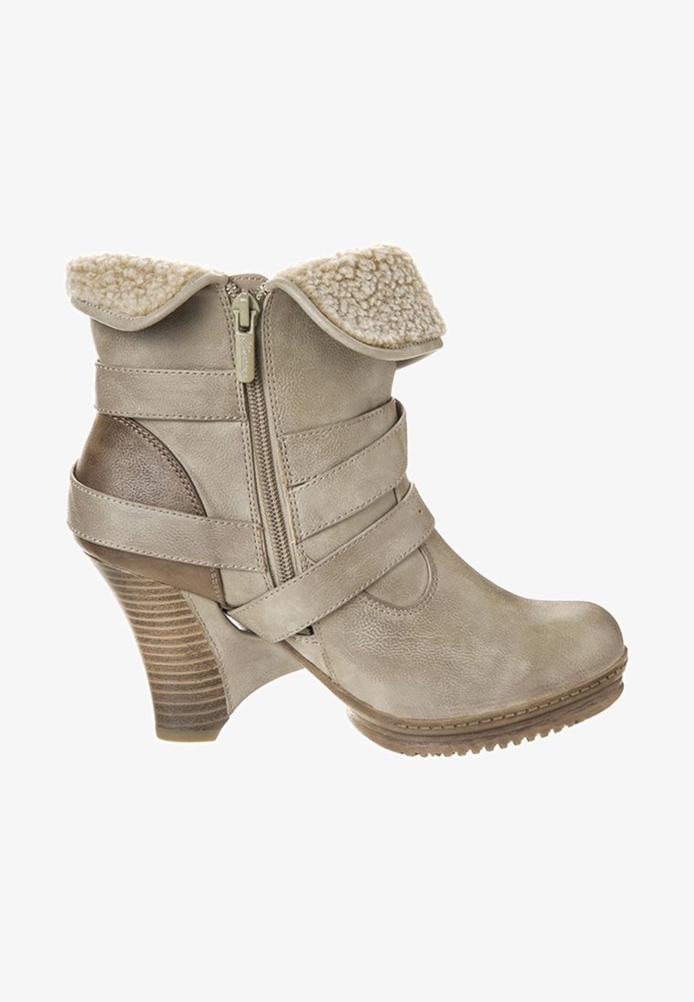 Bottine beige à finition texturée, dotée d'une fermeture éclaire, de trois larges sangles et d'un col en fourrure amovible. À talon, avec une semelle rainurée.