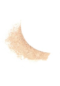 Polvere libera di colore beige chiaro, con una texture finemente macinata, distribuita a forma di mezzaluna, che enfatizza la morbidezza e la capacità di sfumatura.