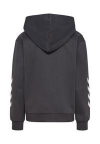 Hoodie gris foncé avec un dos visible, des cordons de serrage au niveau de la capuche et des rayures blanches en diagonale sur les manches. Tissu lisse et texturé.