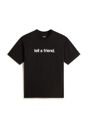 Schwarzes Baumwoll-T-Shirt mit Rundhalsausschnitt. Auf der Vorderseite befindet sich der weiße Text "tell a friend." Kurze Ärmel und eine lockere Passform.