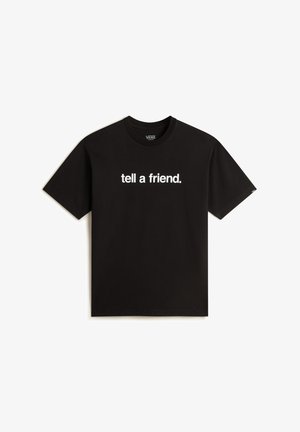 Czarna bawełniana koszulka z okrągłym dekoltem. Z przodu umieszczony jest biały napis "powiedz przyjacielowi". Krótkie rękawy i luźny krój.