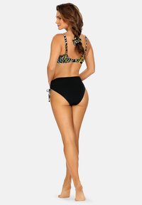 Strój kąpielowy bikini z wielokolorowym wzorowanym topem z czarnymi ramiączkami, połączony z czarnymi wysokimi majtkami z regulowanymi troczkami.