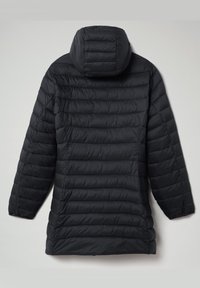 Zwarte lange pufferjas met horizontale stiksels en vaste capuchon, van achteren weergegeven op een effen lichte achtergrond.