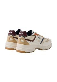 Sneakers chunky con tomaia in rete crema, accenti in suede beige, linguetta blu scuro e suola in gomma. Presentano il marchio MoEa sul tallone.