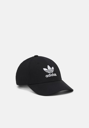 Cappellino da baseball nero realizzato in tessuto con visiera rigida. Presenta un logo Adidas ricamato in bianco con un design a tre foglie sul davanti.