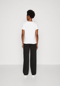 Guess TRIANGLE - T-shirt con stampa - pure white