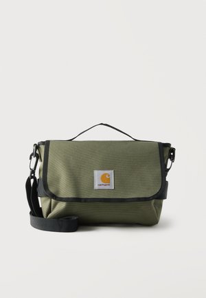 Olivenfarvet Carhartt skuldertaske med sort kant, justerbar rem, top håndtag og frontlogo på hvid baggrund.