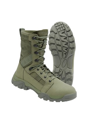 Botte tactique vert olive avec panneaux en mesh latéraux, design haut à lacets, col rembourré et semelle robuste avec des crampons profonds pour traction et durabilité.