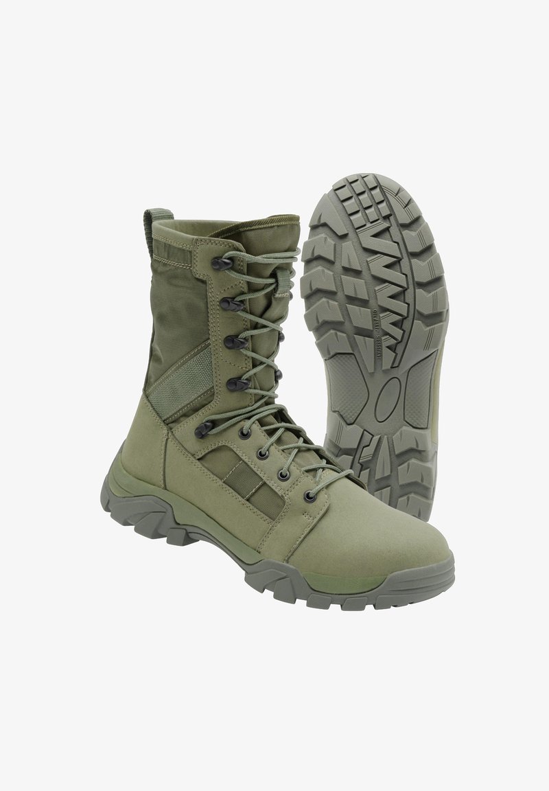 Botte tactique vert olive avec panneaux en mesh latéraux, design haut à lacets, col rembourré et semelle robuste avec des crampons profonds pour traction et durabilité.