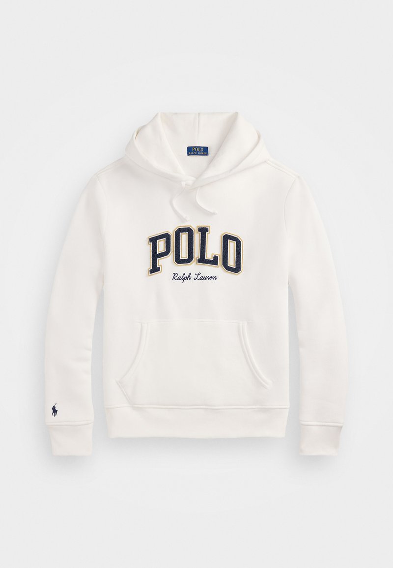 Hvid pullover-hoodie lavet af bomuldsblanding, der har en frontlomme, snorhætte og marineblå "POLO"-logo med guld accenter.