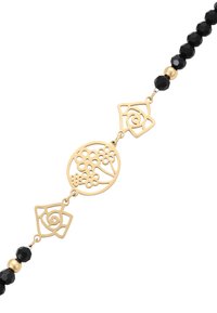 Bracciale in tonalità oro con un design centrale a motivo floreale ritagliato, affiancato da forme geometriche, con perline nere alternate lisce e sfaccettate.