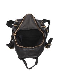 Bolso de mano de cuero negro con apertura con cremallera, acentos de hardware en tono dorado y forro de tela en el interior. Cuenta con correas ajustables.