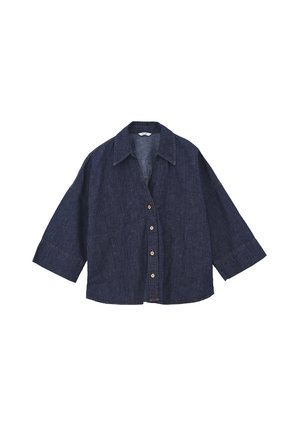 Chemise en denim oversize bleu foncé avec larges manches 3/4, col classique et fermeture à boutons devant avec cinq boutons marron.