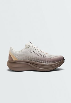 Scarpa da corsa sfumata beige chiaro e marrone con suola spessa ammortizzata e tomaia in mesh traspirante, vista laterale su sfondo bianco.