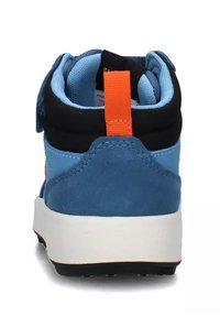 Sneaker in suede e tessuto blu con colletto nero, linguetta arancione, intersuola bianca e suola in gomma testurizzata. Presenta una linguetta imbottita.
