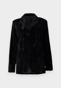 Zwarte fluwelen jas met verticale ribstructuur, notched revers, twee zakken aan de voorkant en een enkele knoopsluiting. Getailleerde pasvorm.