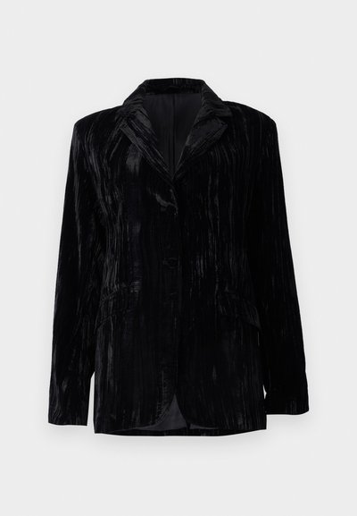 Schwarze Samtjacke mit senkrechtem Streifenmuster, Reverskragen, zwei vorderen Taschen und einem Einzelknopfverschluss. Taillierte Passform.