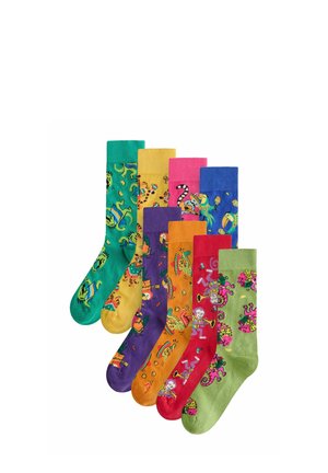 Sieben bunte Socken mit einzigartigen Tier- und abstrakten Mustern, die in einer versetzten Reihe auf weißem Hintergrund angeordnet sind.