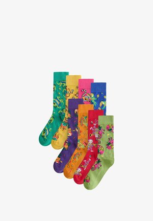 Sieben bunte Socken mit einzigartigen Tier- und abstrakten Mustern, die in einer versetzten Reihe auf weißem Hintergrund angeordnet sind.