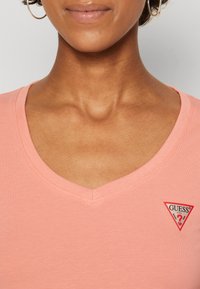 Guess TRIANGLE  - Basic T-shirt - peach coral