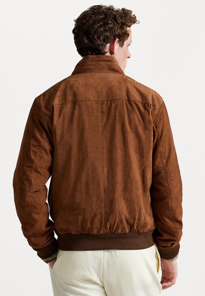 Braune Wildleder-Bomberjacke mit gerippten Bündchen und Saum, klassischem Kragen und glatter Textur, von hinten betrachtet.