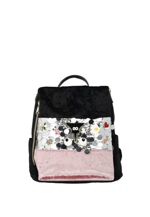 Rucksack mit schwarzem Oberteil, silbern paillettenbesetztem Mittelteil mit Cartoon-Augen und Abzeichen sowie weichem rosa Samtunterteil.