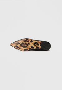 Cipele s visokom petom, crne boje s izoštrenim nosom, sa uloškom u leopard printu, karakteriziraju glatka tekstura i gumeni potplat s teksturom za bolju prionljivost.