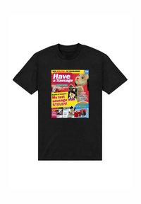 Svart t-shirt med en färgglad tidningsliknande grafik som har texten "Ha en korv", lekfulla bilder, djärva rubriker och olika accenter.
