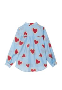 Ανοιχτό μπλε μακρυμάνικο πουκάμισο με κόκκινες καρδιές, περιγραμμένες με μπεζ δαντέλα, διαθέτει γιακά, πιέτες στο πίσω μέρος και μανσέτες με κουμπιά.