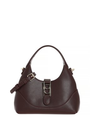 Borsa a mano in pelle bordeaux dalla forma arrotondata, dotata di manico superiore, tracolla regolabile e dettaglio in metallo dorato sulla parte anteriore.