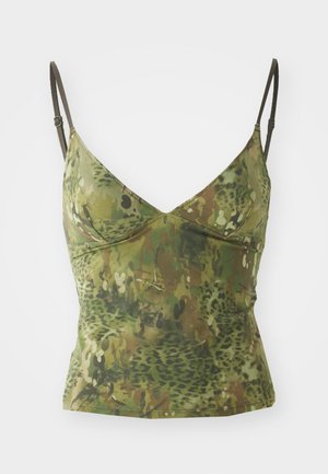 Tricou fără mâneci cu model de camuflaj, fabricat dintr-un material moale, cu bretele subțiri și ajustabile, având un decolteu în formă de V, disponibil în nuanțe variate de verde și marron.