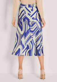 Langer, fließender Rock mit einem abstrakten Muster in Blau und Creme. Das Material hat eine glatte Textur. Verfügt über eine hohe Taille und ein A-Linien-Design.
