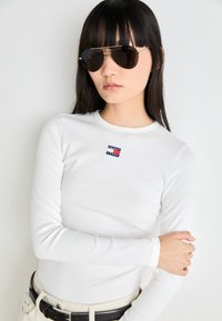 Tommy Jeans SLIM BADGE TEE - Long sleeved top - ecru