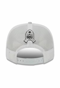 Weißer Netz-Basketballcap mit verstellbarem Snap-Verschluss, ausgestattet mit einem schwarzen NFL-Logo, das auf der Rückseite gestickt ist, einschließlich detaillierter Akzente.